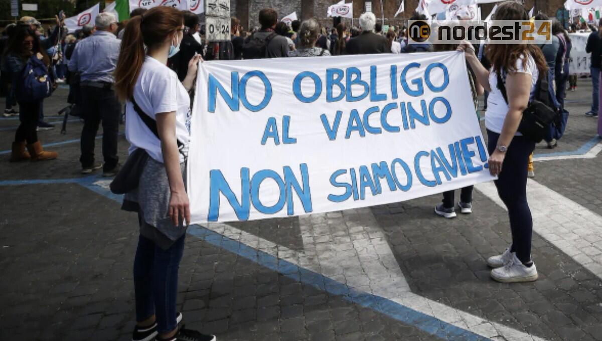 Sanitari sospesi, manifestazione all'ospedale. Oggi stop ad altri 40 no vax - 