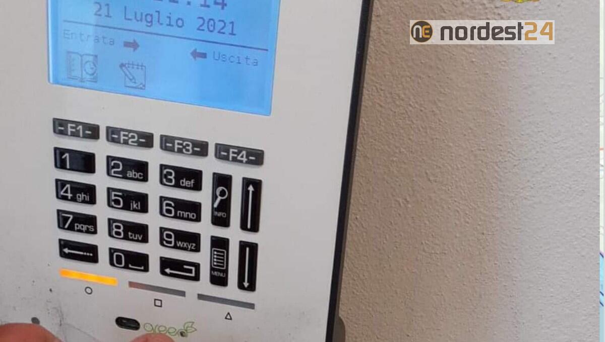 Trieste, denunciato furbetto del cartellino: timbrava e andava al bar o a fare acquisti - 