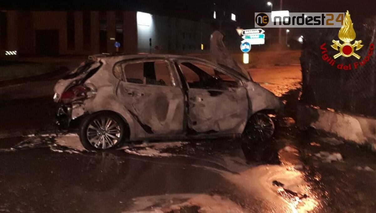 Peugeot 207 si incendia con 3 giovani a bordo: auto distrutta, incolumi i ragazzi - 