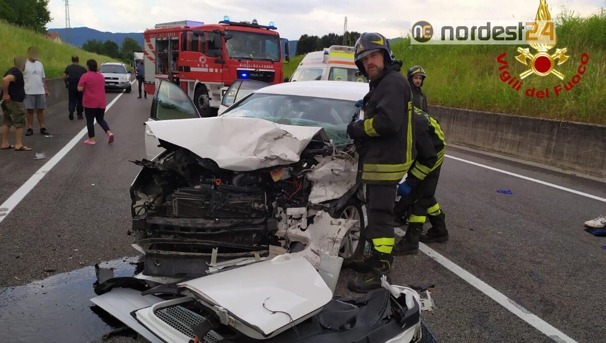 Scontro frontale tra un'auto e un camion: grave un ventenne - 
