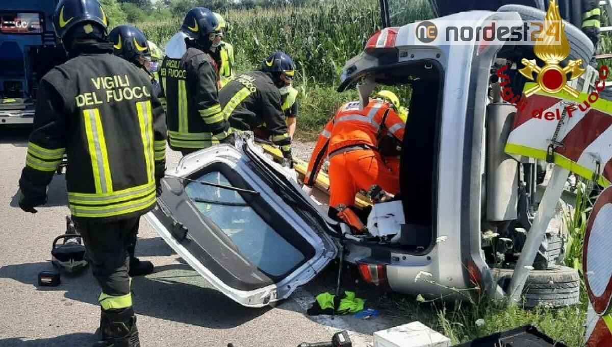 Incidente a Cordenons: auto rovesciata lungo il fosso, autista incastrato - 