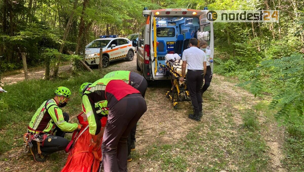 Un altro ciclista caduto con la mountain bike lungo un percorso di downhill - 