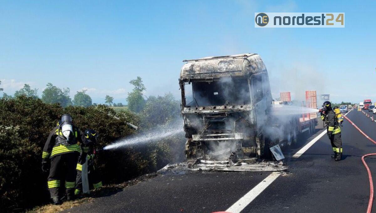 Incendio di un Tir in A4 tra San Stino e Cessalto: traffico in tilt - 