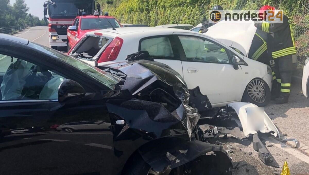 Trieste, scontro tra due auto lungo la Strada Costiera: un ferito - 