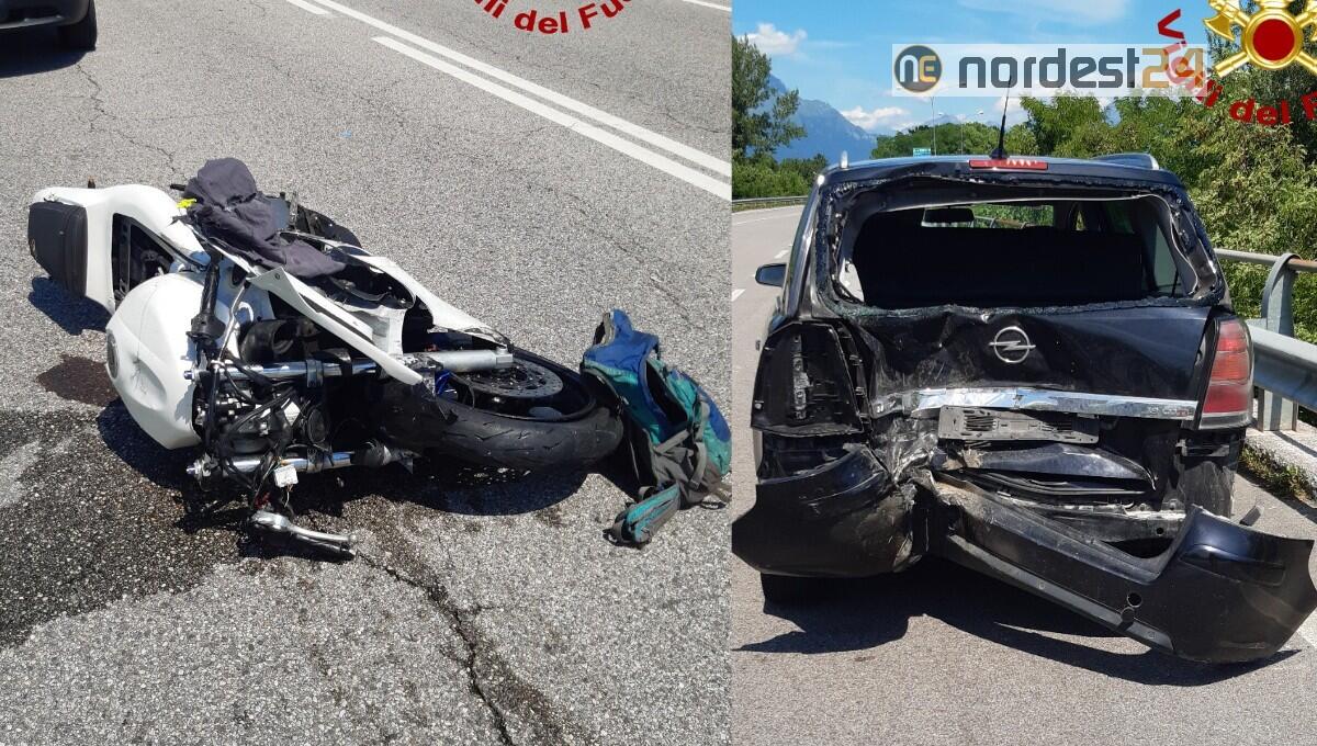 Moto tampona l'auto che la precede e finisce a terra: grave un centauro - 