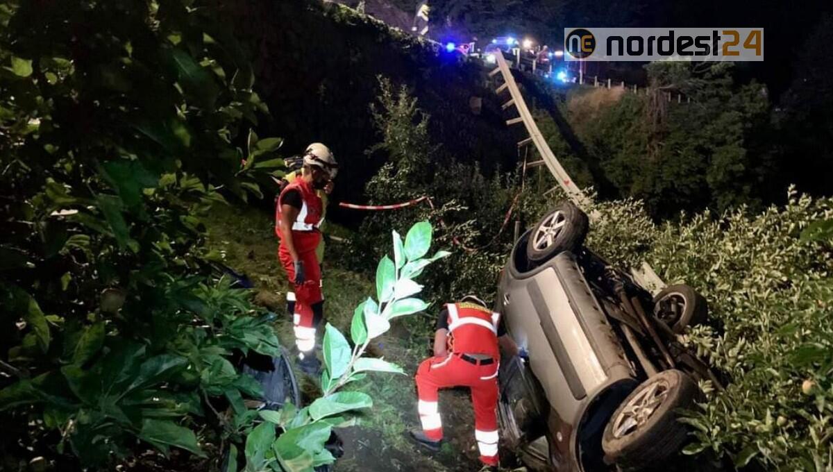 Esce di strada, si ribalta in mezzo a un frutteto, il conducente scompare - 