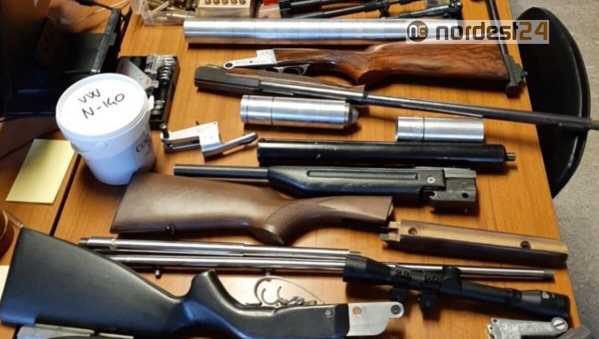 Un arsenale di armi clandestine in casa: in manette un 33enne - 