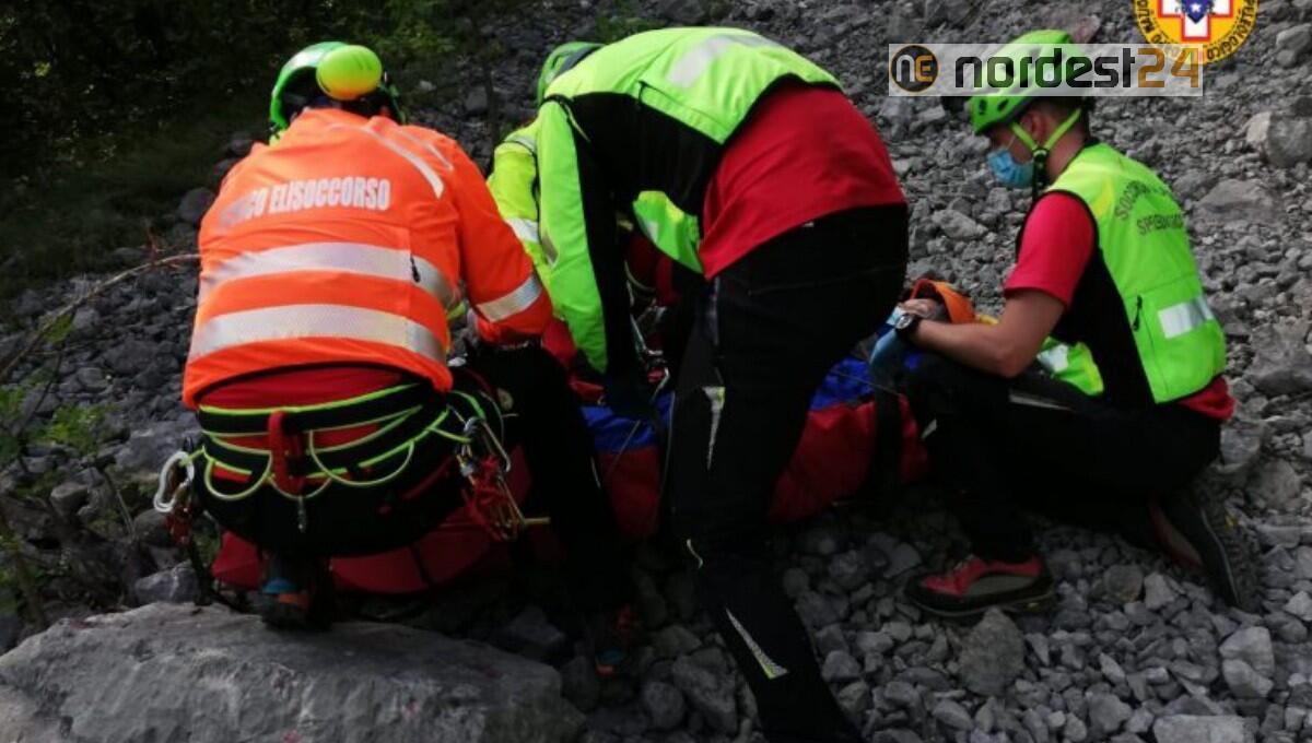 Grave un escursionista caduto in ferrata e 3 giovani in difficoltà sopra Sauris - 