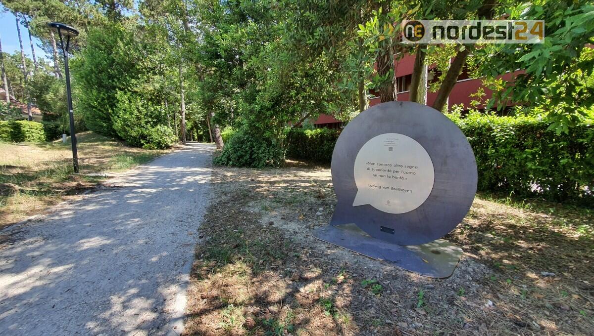 A Lignano "Il Cammino del Pensiero", tra pini e siepi benessere e silenzio - 