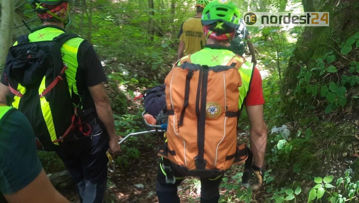 Scivola sul sentiero e si infortuna a Trasaghis: soccorso 50enne di Udine - 