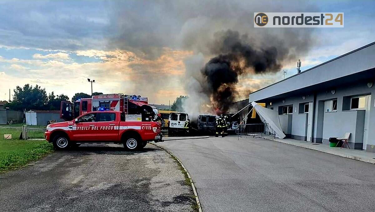 Incendio a San Michele al Tagliamento: bruciano i pulmini della Società Calcio - 