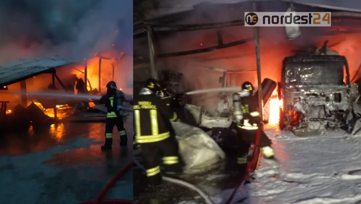 A fuoco 3 camion spurgo pozzi neri, 2 trattori e un pick-up per la disinfestazione - 