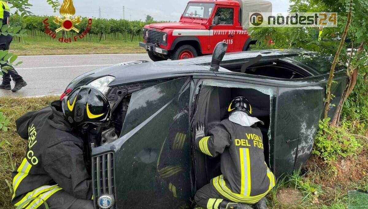 Casarsa. Perde il controllo dell'auto e finisce nel fossato: 2 feriti - 