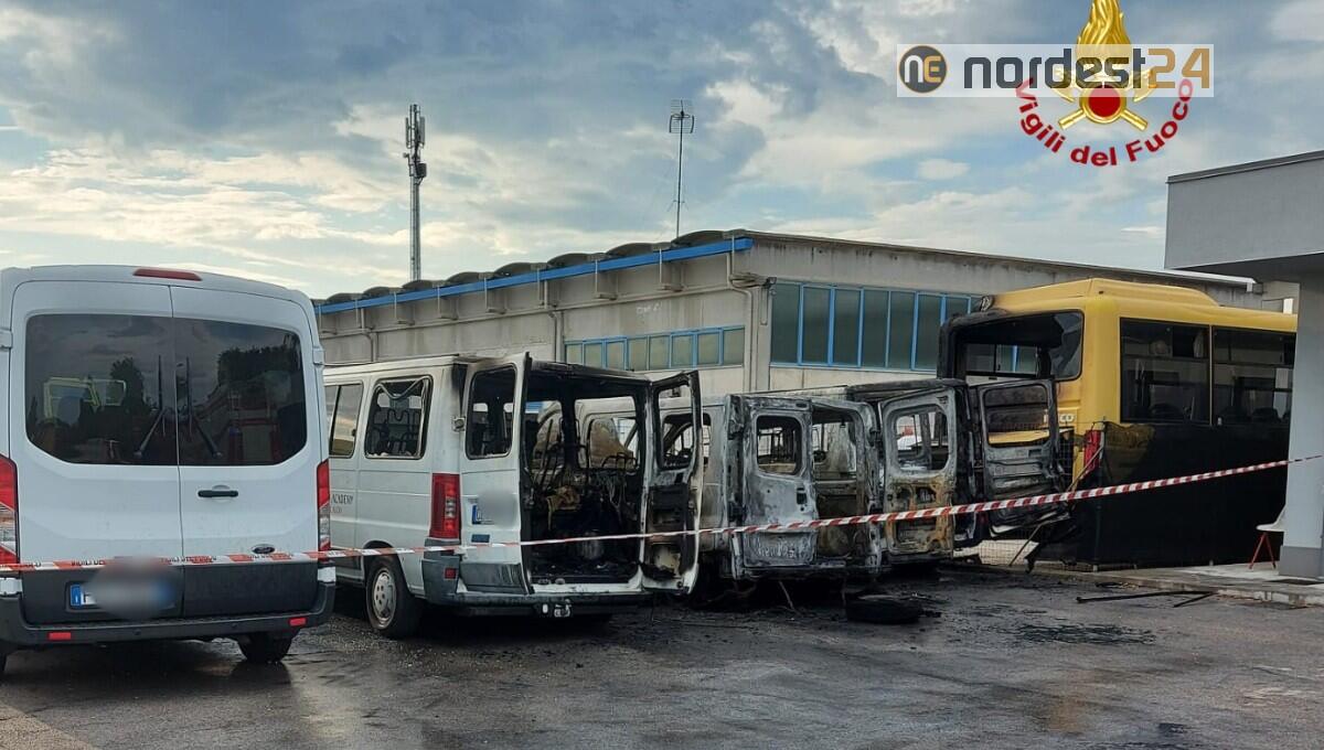 Incendio di 3 furgoni e uno scuolabus a San Michele al Tagliamento - 