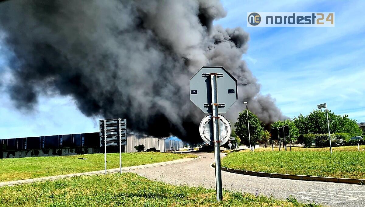 Incendio a Fagagna, alta colonna di fumo denso nero - 