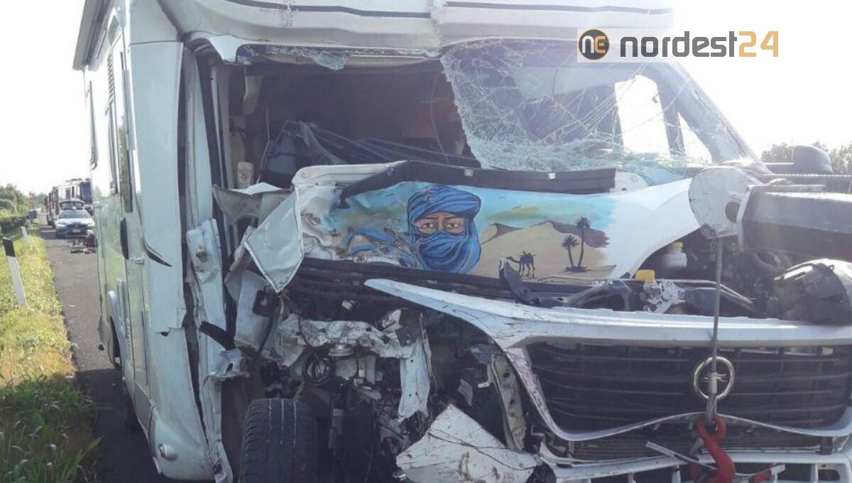 Tamponamento in A4 tra camper e TIR: due feriti, uno incastrato - 