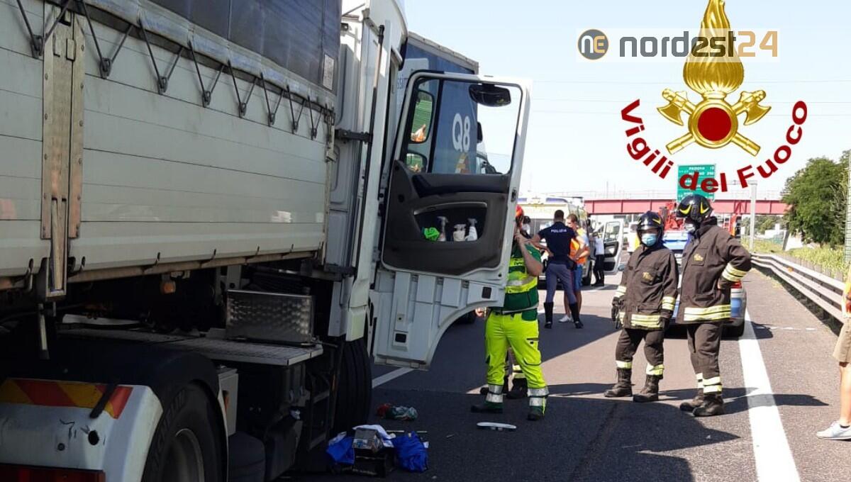 Un altro scontro tra 3 Tir in A4: autista incastrato e traffico in tilt - 