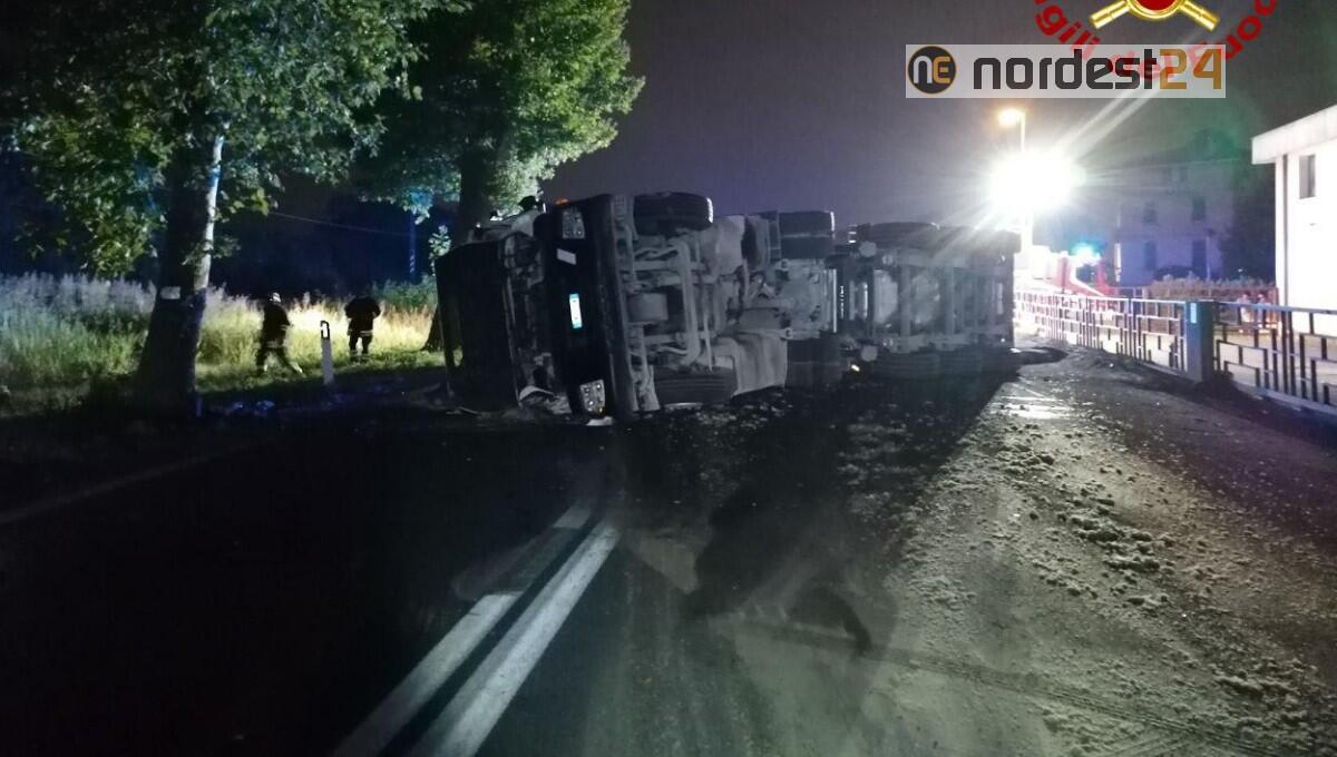 Camion che trasporta asfalto si ribalta lungo la SS13: strada bloccata per 3 ore - 