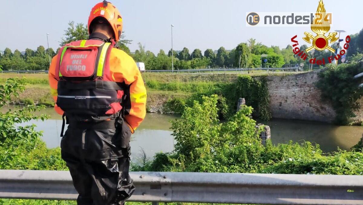 Cade in acqua nel canale: 68enne tratto in salvo dai Vigili del Fuoco - 