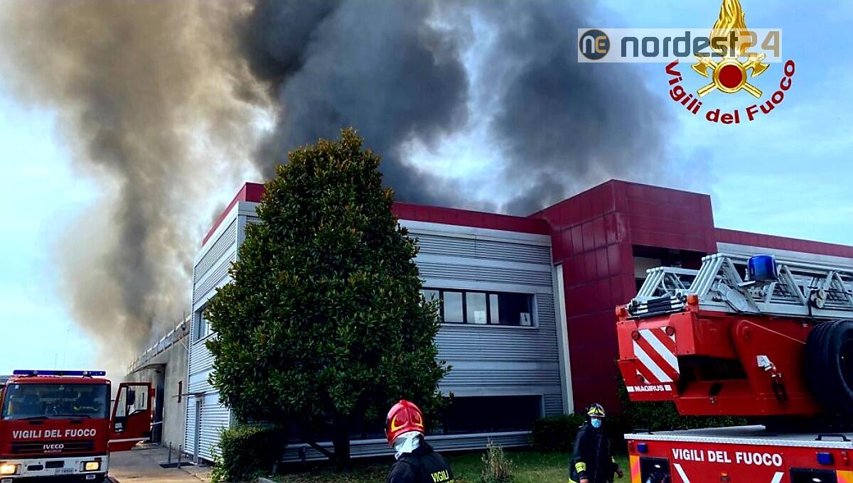 Verona, incendio di un capannone deposito tessile: feriti due operai - 