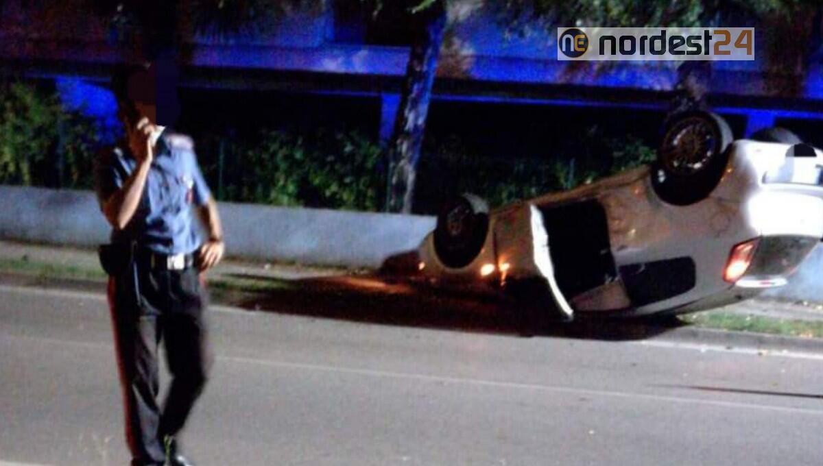 Scontro tra due auto nella notte a Bibione, una si ribalta - 