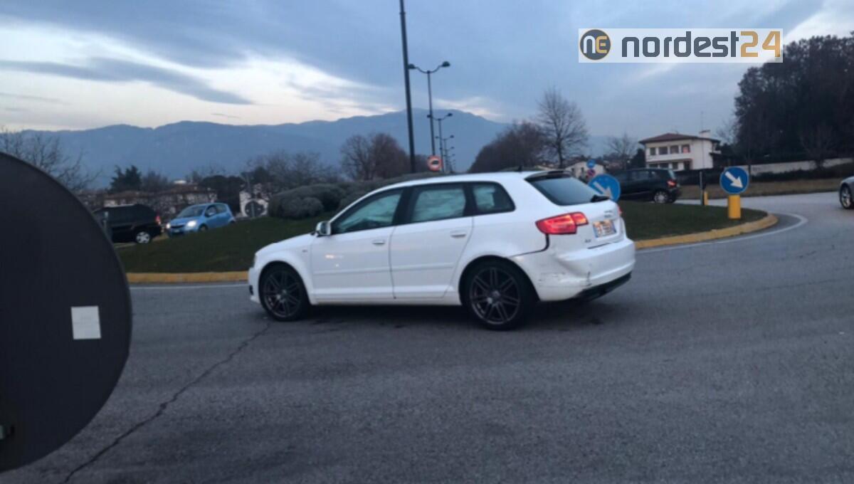 Speronata all'interno di una rotatoria, ma niente risarcimento - 