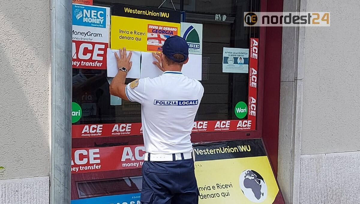 Scritta ingiuriosa con bestemmia appare nella notte in un led a scorrimento: 2 esposti - 