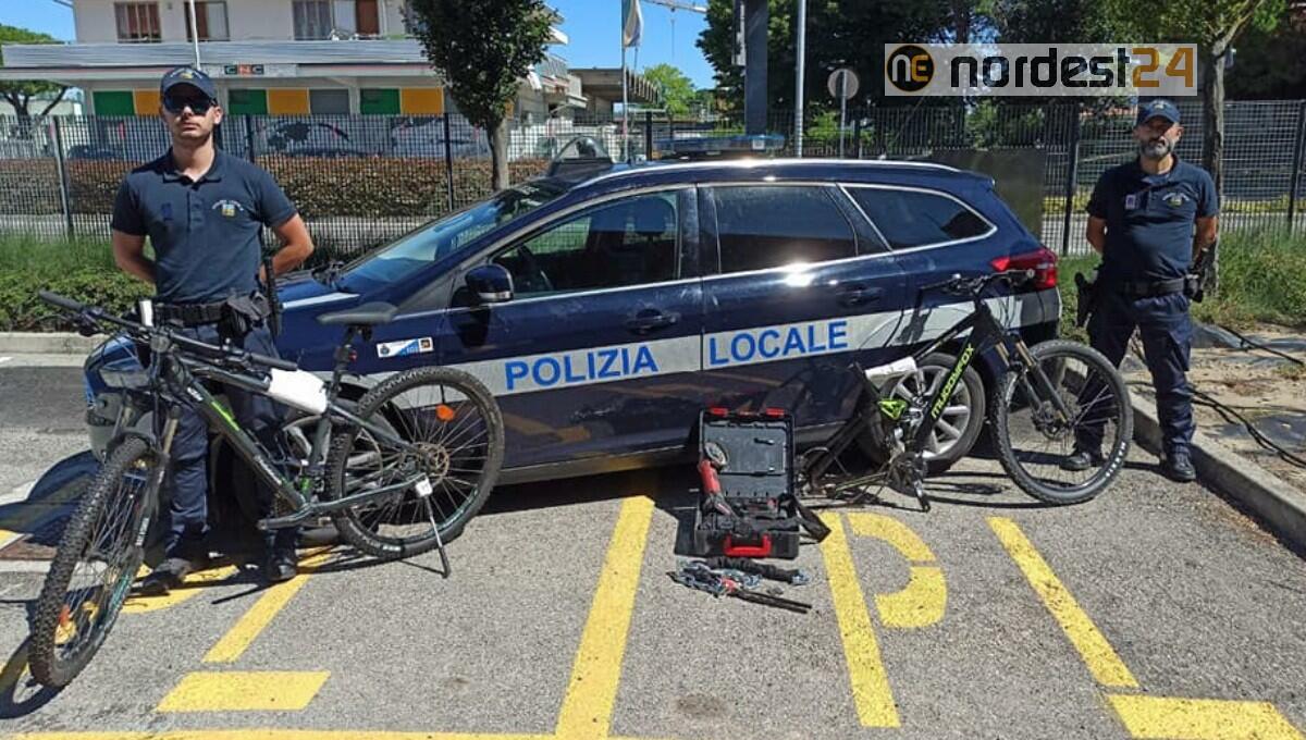 Colti in flagrante a rubare biciclette, denunciati a piede libero - 