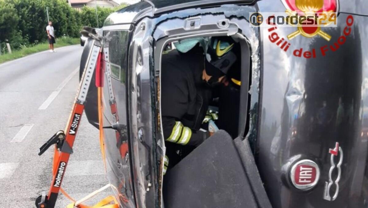 Perde il controllo della Fiat 500 e finisce rovesciato su un fianco: conducente ferito - 