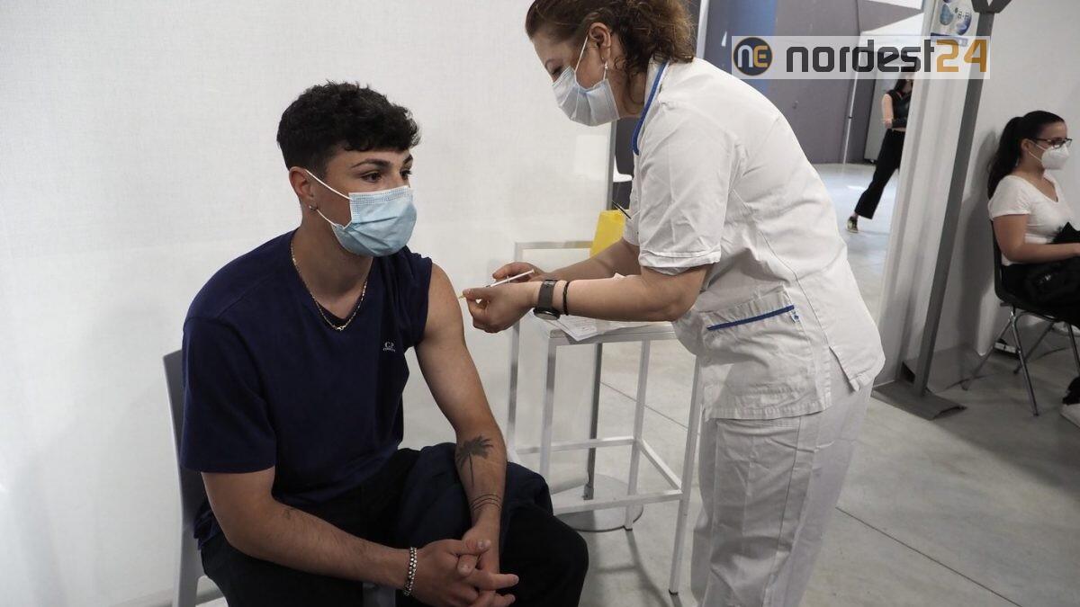 Vaccini, Riccardi: da oggi dosi senza prenotazioni per fascia 12-18 - 