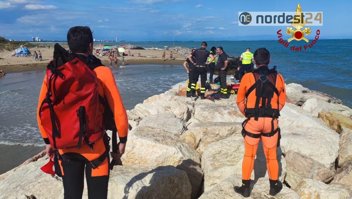 Bibione. Cade e rimane incastrata con la testa tra le rocce - 