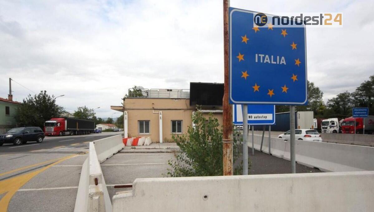 Trasportano 27 migranti irregolari: arrestati 2 passeur - 