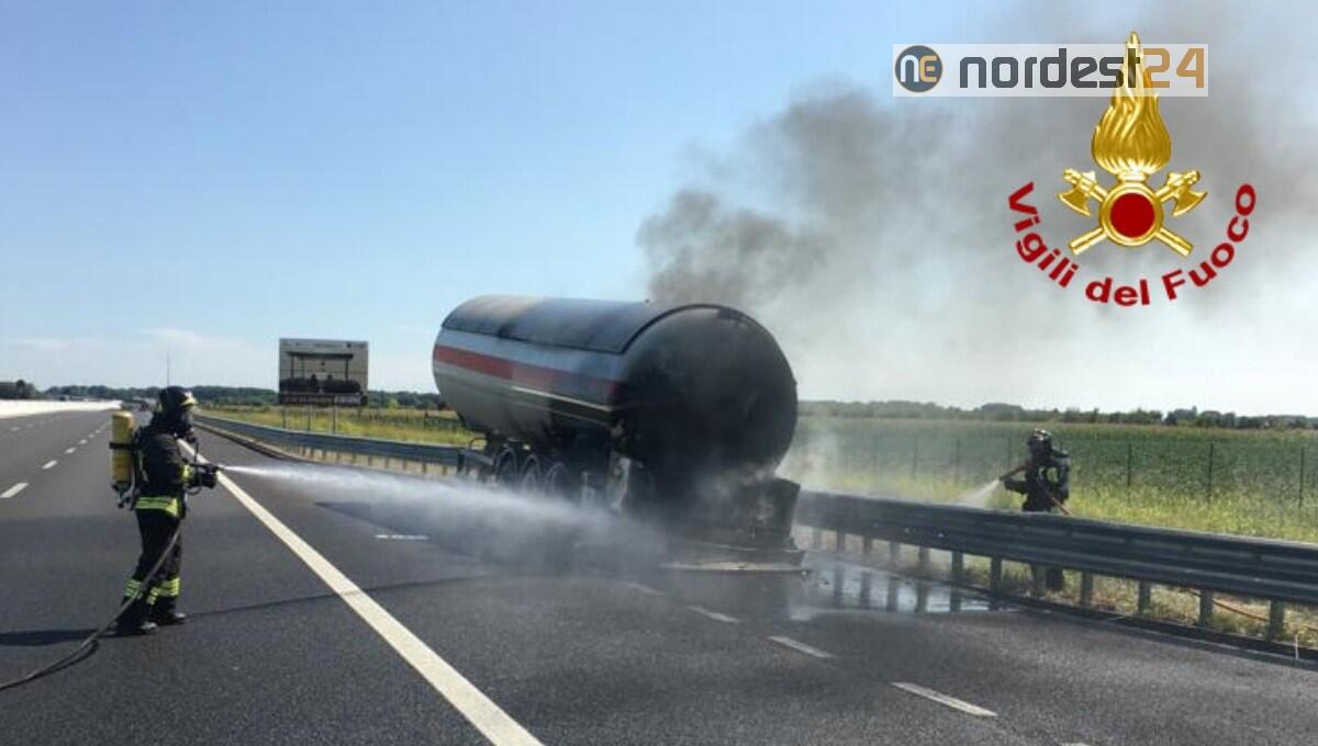 Incendio in A4 tra Latisana e Portogruaro: a fuoco un'autocisterna GPL - 