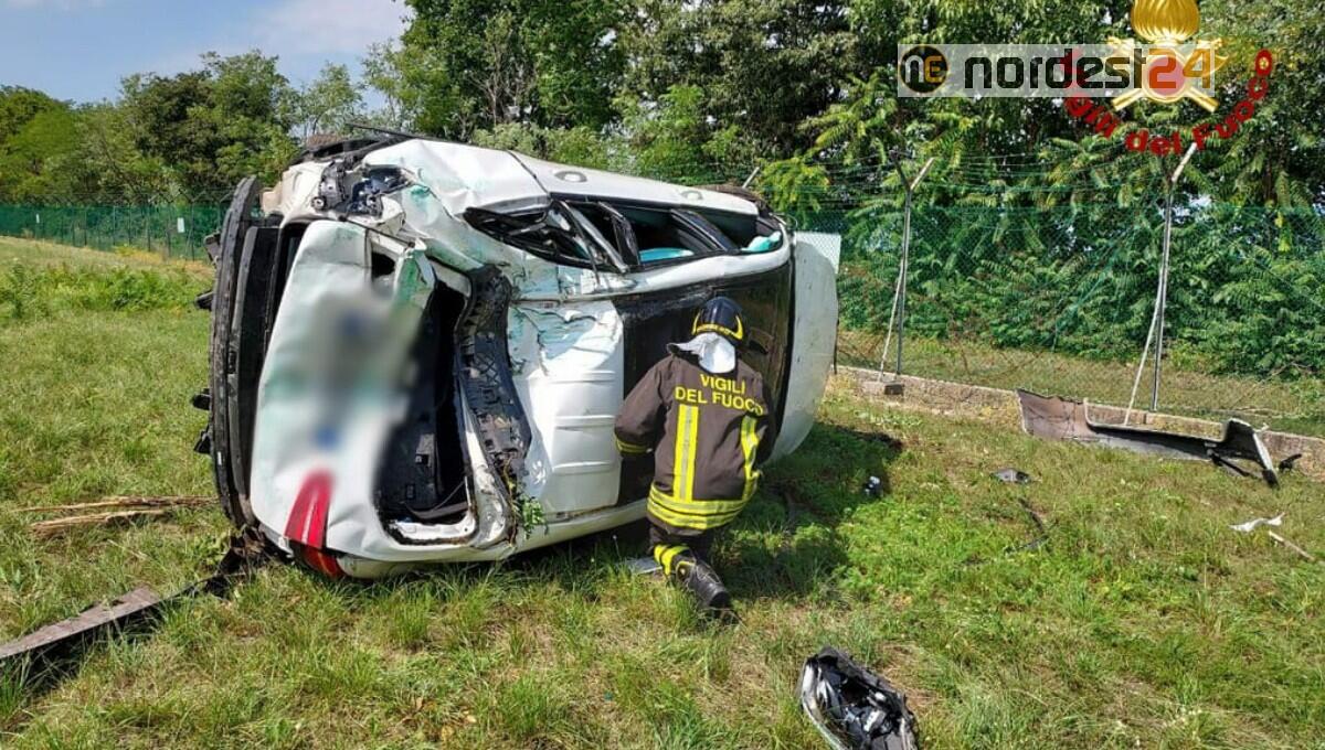 Sbanda, sfonda la recinzione della Base militare di Rivolto e si rovescia - 