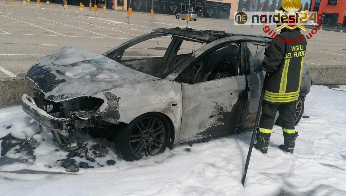 Auto a fuoco mentre percorre la tangenziale: conducente in salvo - 