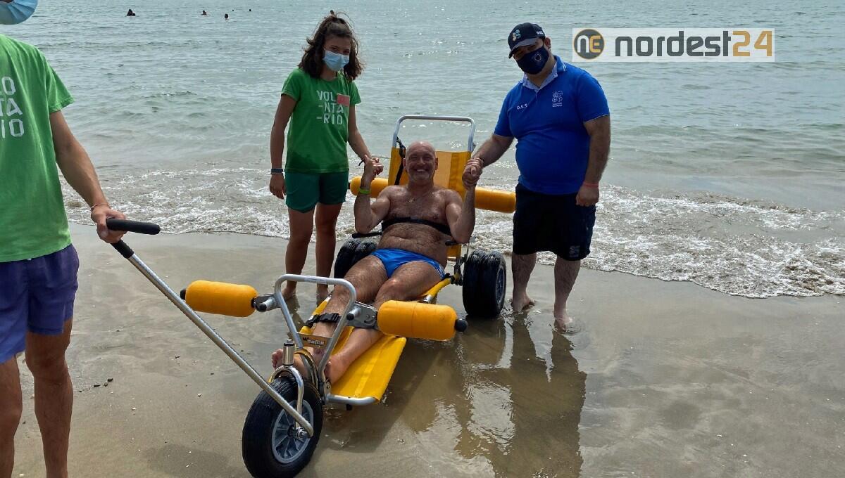 A Cavallino Treporti i ragazzi disabili al lavoro, biciclette per trasportare le carrozzine, sedie speciali per il bagno in mare e molto altro - 