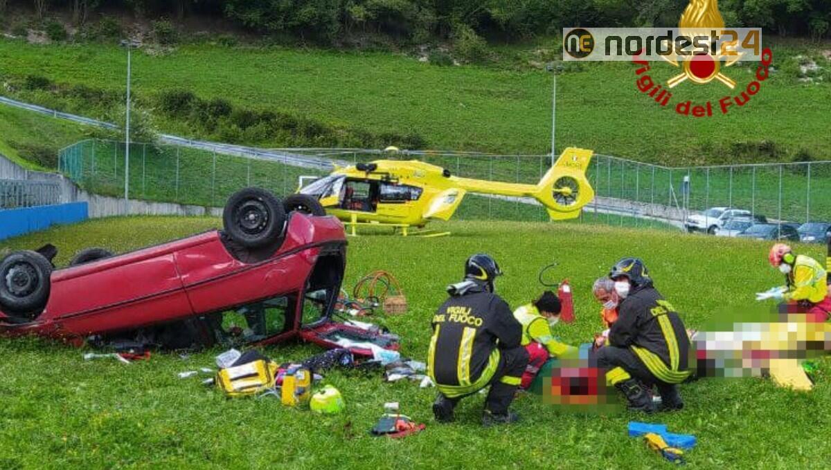 Erto e Casso. Auto sfonda il guardrail e precipita per 20 metri: 3 feriti - 
