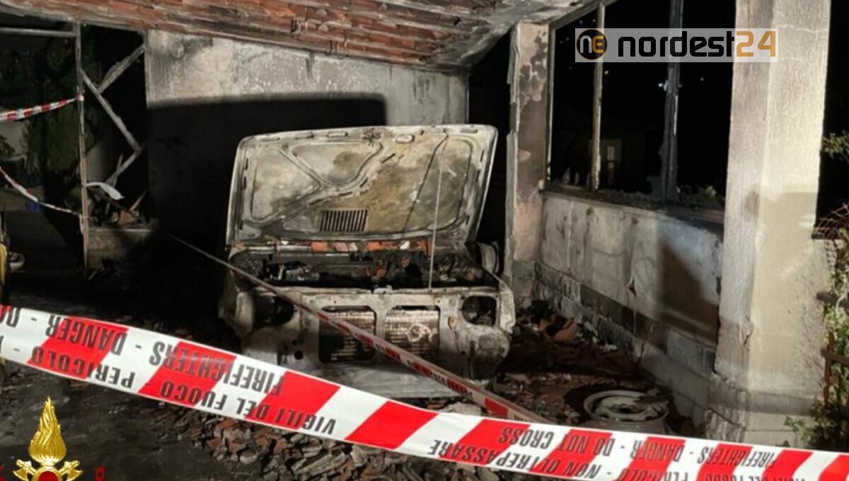 Incendio di un'auto a Trieste in un posto auto coperto di una palazzina - 