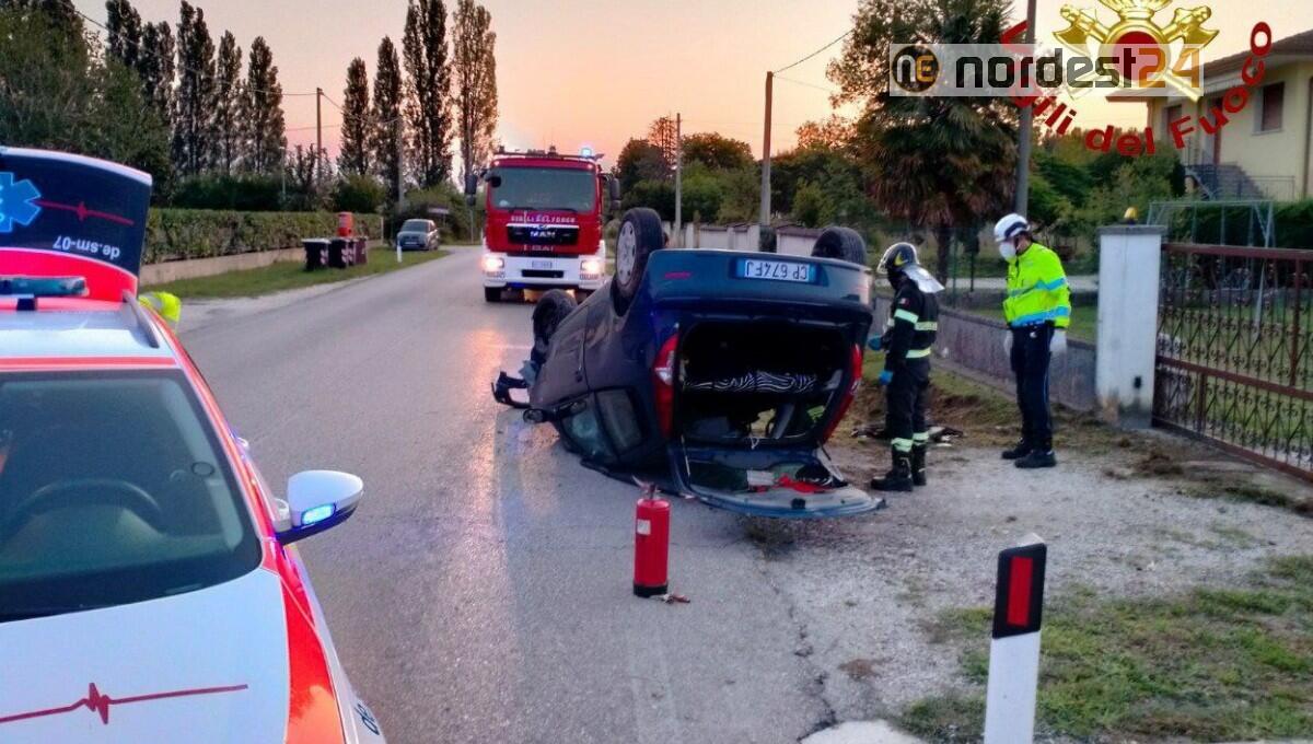 Incidente ad Azzano Decimo, auto finisce ruote all'aria - 
