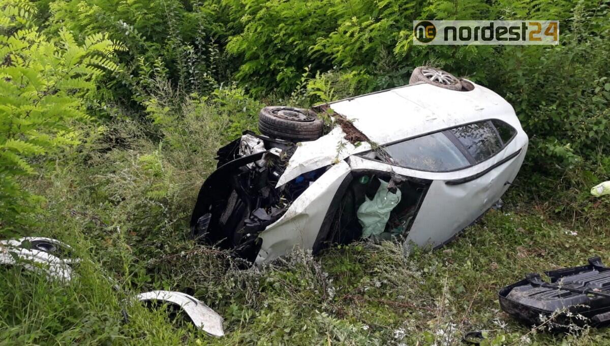 Partono per le vacanze, ma finiscono fuori strada in un fossato: soccorsa una famiglia - 