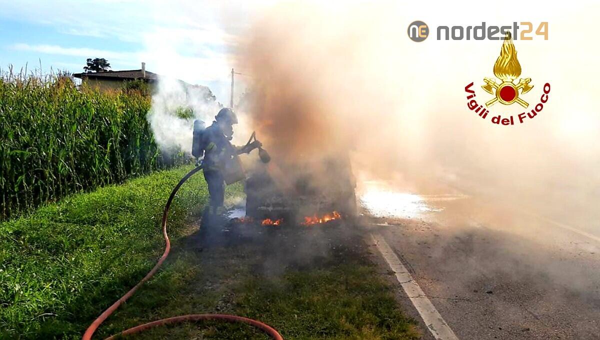 Fuoristrada Range Rover avvolto dalle fiamme: distrutto, nessun ferito - 