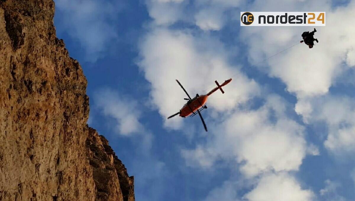 Tramonti, individuata la vela con il parapendista disperso: è sospeso tra i rami - 