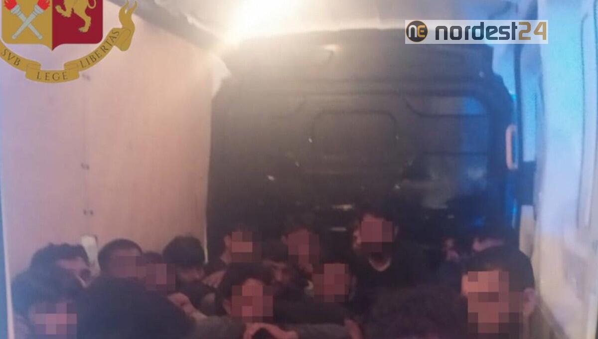 Venti migranti stipati in un furgone provati dal caldo e senz'acqua: arrestato passeur - 