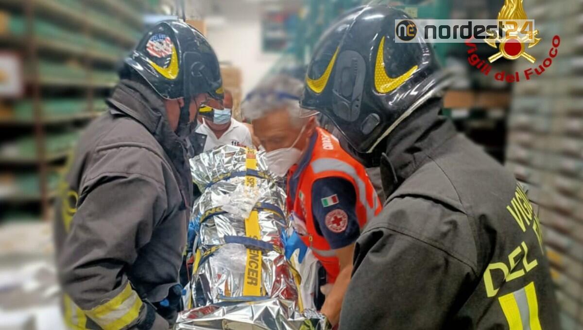 Monfalcone. Sfonda il lucernaio e precipita dal tetto mentre lavora: ferito - 