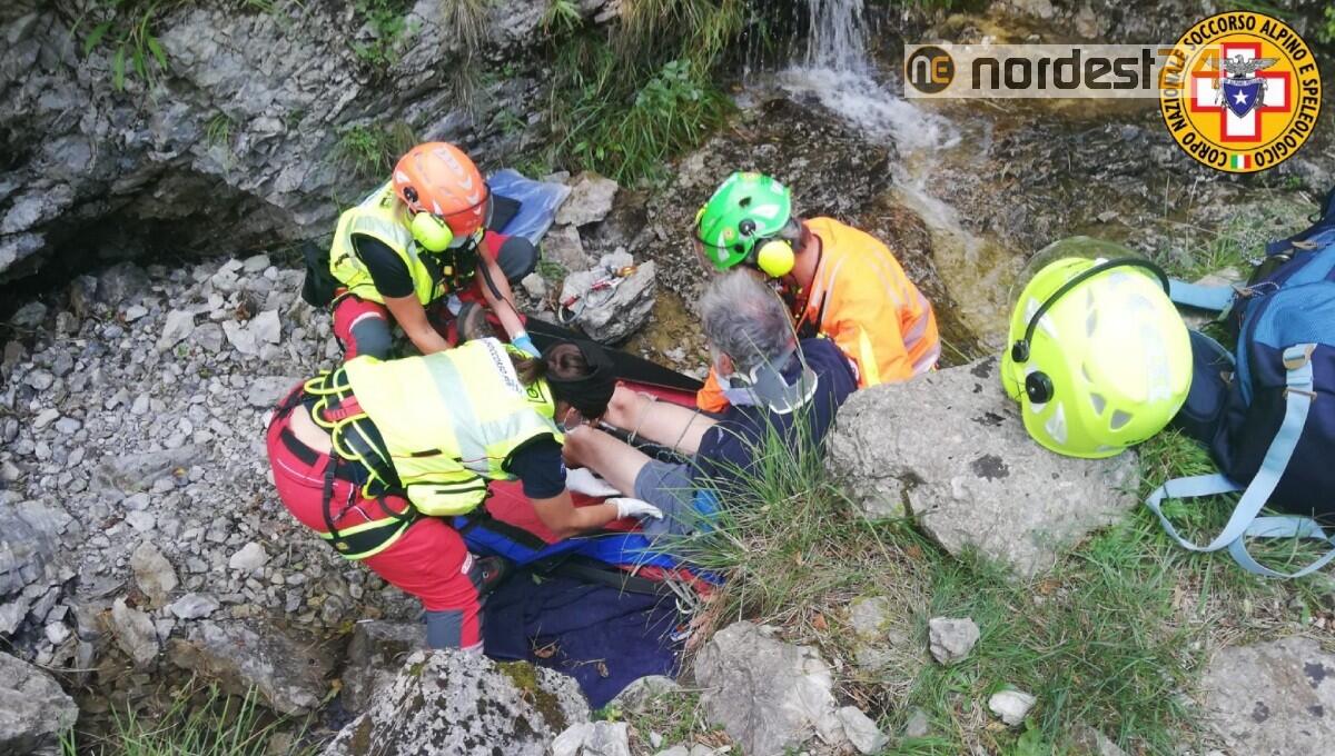 Tramonti. Punto da una vespa cerca refrigerio nel torrente, ma scivola e si infortuna - 