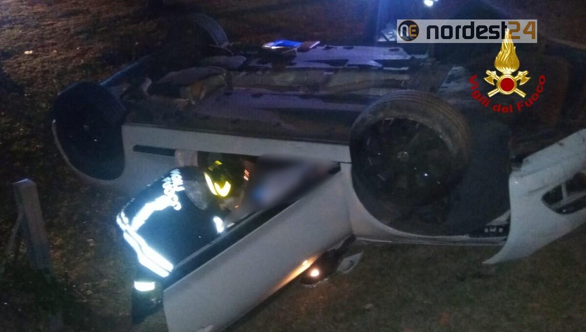 Sbanda e finisce con l'auto in un cortile privato: deceduto l'autista - 