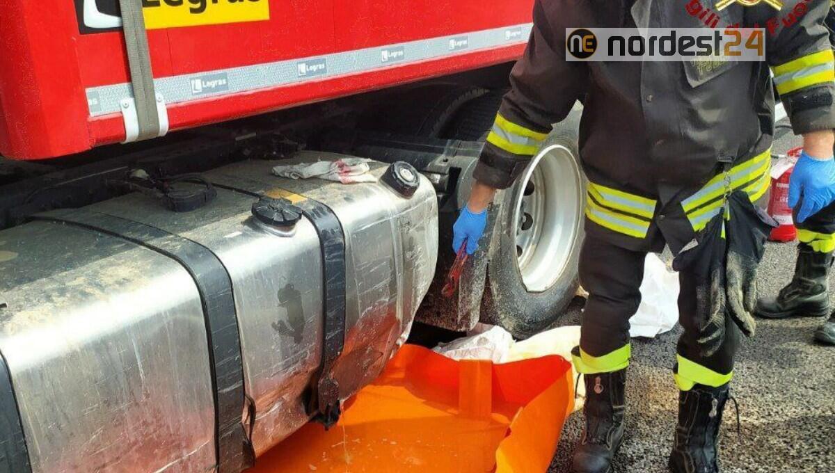 Incidente stradale con versamento di gasolio in A28, Villotta - 