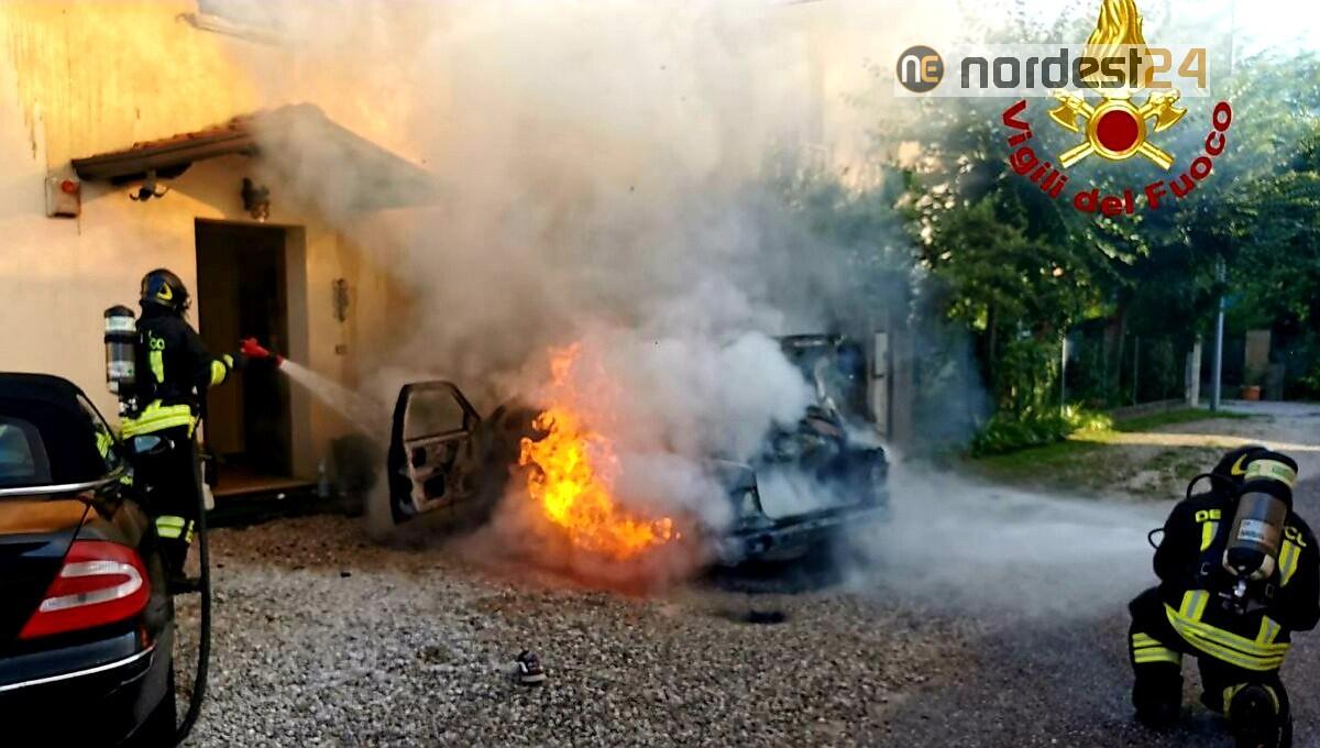Incendio di un'auto a Fiume Veneto e perdita di gas dal vicino contatore - 
