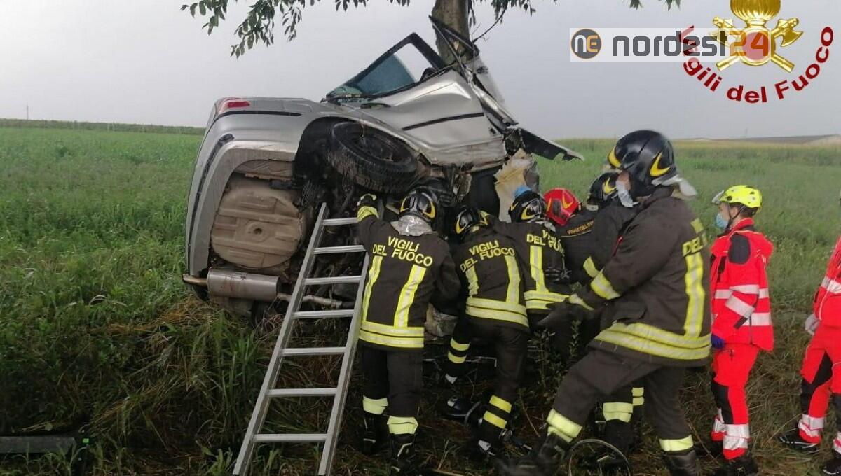 Roveredo in Piano. Sbanda, l'auto si accartoccia sul tronco dell'albero - 