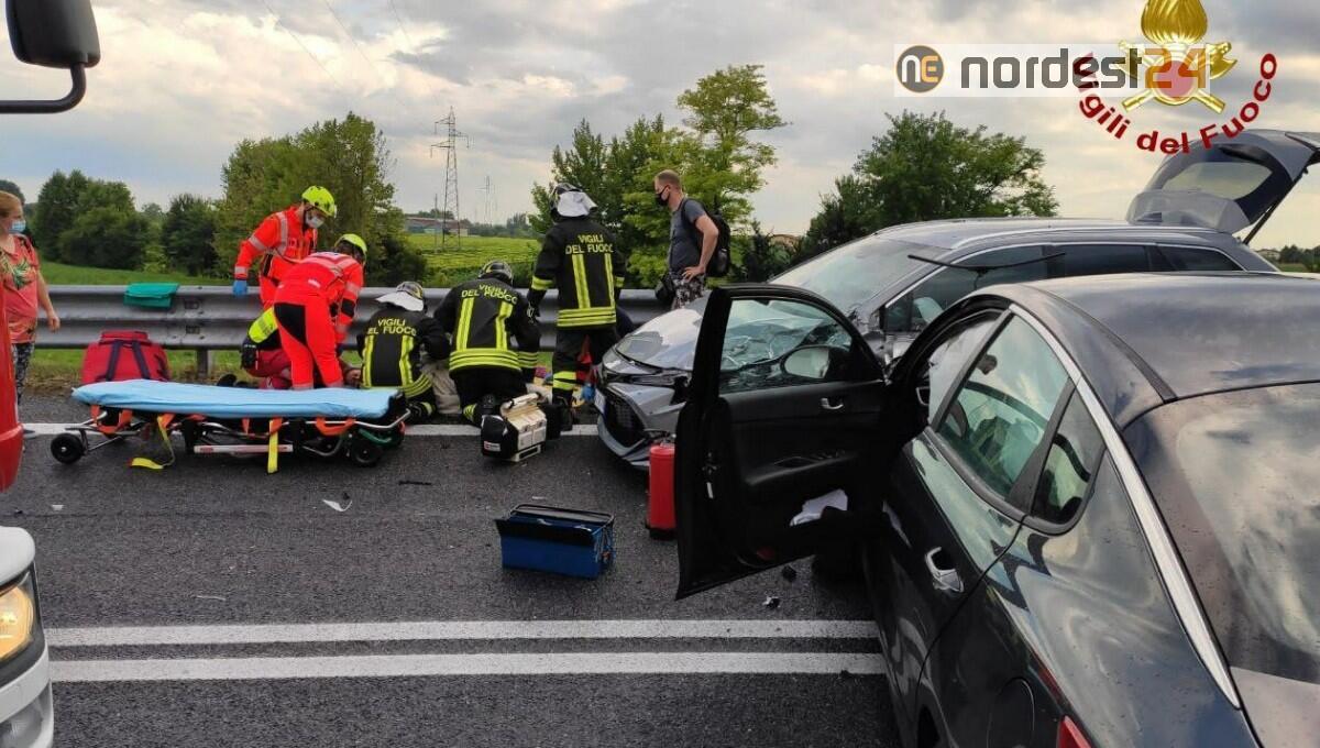 Scontro frontale tra 2 auto sulla rampa dello svincolo A28 a Porcia - 